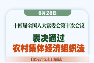 还好嘛老伙计！詹姆斯用手垫着 给了老兄弟理查德-杰弗森脑袋一下